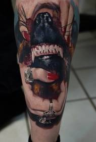 Telični realistični realistični pasji zobje in vzorec človeške roke tatoo
