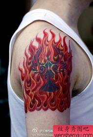 Gutter armer populært klassisk flamme tatoveringsmønster