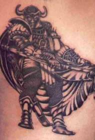 Kario juodas pilkos spalvos tatuiruotės raštas