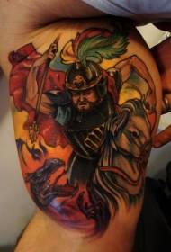 Красочный азиатский рисунок татуировки воина и дракона на внутренней стороне руки