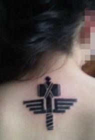 Maschera creativa del tatuaggio del martello della croce nera del collo della ragazza