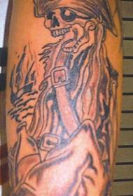 Cráneo pirata de brazo masculino con patrón de tatuaxe de ron