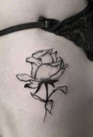 Cintura lateral de niña en línea negra técnica de picadura de punto de boceto hermosa imagen de tatuaje de rosa
