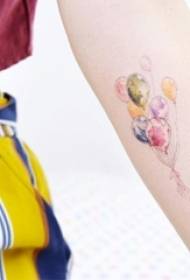 Lignes géométriques exquises avec une variété de filles comme de petits motifs de tatouage frais