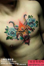 Muški prednji prsni prsima cool ovčja ruža uzorak tetovaža