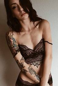 Un set di moda di ragazze di moda di totem tatuaggi