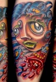 Rokas krāsas asiņaina sieviete ar čūskas tetovējuma modeli