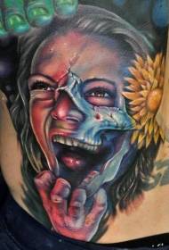 Liemens spalvos šliaužiančios moters tatuiruotė