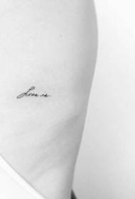 Djevojka bočni struk na crnim apstraktnim linijama smislenim slikama engleske riječi tetovaža
