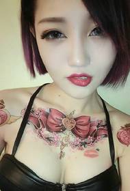 Modna ljepotica ima lijepu totemsku tetovažu na prsima