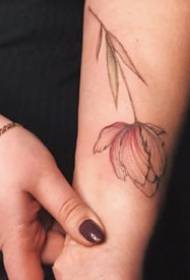 Bloemtattoo - tattoo-foto's van levensechte bloemen in het lichaam