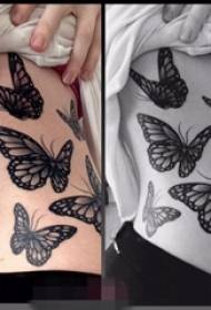 Cintura do lado da menina na técnica de picada preto e branco pequeno elemento geométrico animal imagem de tatuagem de borboleta