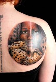 Ženské rameno kulaté barevné ženy s obrázkem leopardího tetování