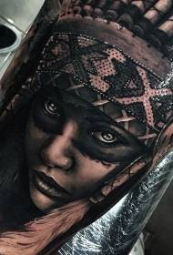 Ritratto di colorato tatuaggio donna indiana in stile realismo delle gambe