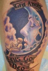 Kāju krāsas mēness ar mazu zēnu tetovējuma attēlu