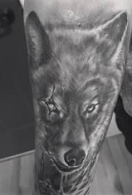 Boy's arm op zwart grijs punt doorn eenvoudige lijn kleine dieren wolf tattoo foto