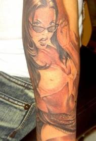Arm sexy jente iført brille tatovering