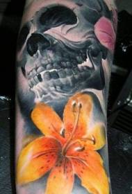 braço caveira preta e imagem de tatuagem de flor de lírio de tigre amarelo
