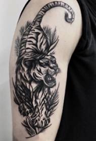 braccio maschile su punto nero striatura linea astratta foto di piccoli animali tigre tatuaggio