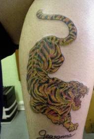 motif de tatouage peint tigre descendant rugissant