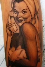 Sexy Meedchen Porträt Tattooing um Telefon