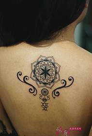 Nena de sis petals de flors de cirerer totem vainilla totem tatuatge