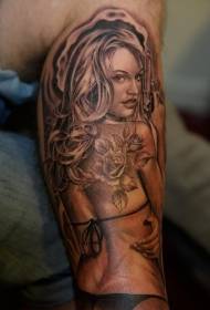 Brazo realista chica sexy tatuaje patrón