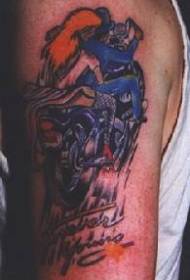 Teppista color spalla con tatuaggio moto ragazza rossa