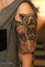 pola tato kepala serigala khusus di lengan