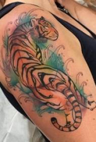 Braccio da bambino dipinto su linee semplici sfumate tatuaggi di piccoli animali tigre