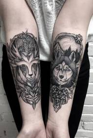 Татуировка в стиле гравюры на черном олене и лесном волке
