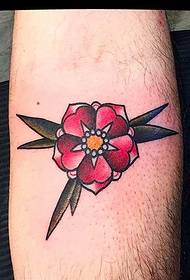 Tatuaje típico de rosa y yunque