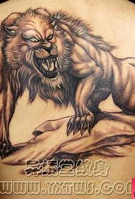 immagine del tatuaggio del lupo di mezza schiena