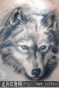 Pola Tato Serigala: Pola tato kepala serigala bahu klasik yang populer