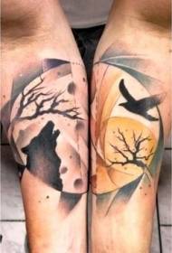 鳥と月の組み合わせのタトゥーパターンで腕を描いたオオカミ