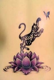 црн тигар фаќа шема на тетоважа со пеперутки на лотос