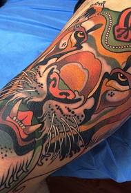 腕の色の大きな虎のタトゥー画像