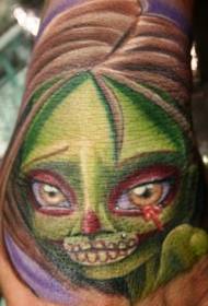 Faarweg schrecklech weiblech Zombie Tattoo Muster op der Réck vun der Hand