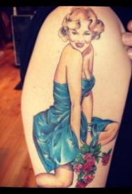 Warna bahu tangan memegang pola tato bunga gadis mawar
