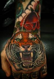 neue Schule Stil Farbe brüllenden Tiger Tattoo-Muster