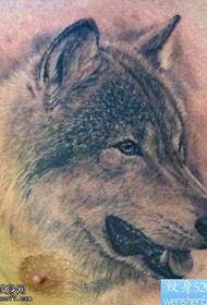 Padrão de tatuagem de cabeça de lobo clássico de moda no peito frontal