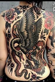 Odvážny klasický tradičný štýl tetovania z Vince