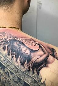 Tattoo totem dathúil ar ghuaillí na bhfear