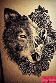 Fajny klasyczny rękopis tatuażu z głową wilka