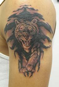 Rankos tikroviškas tigro tatuiruotės modelis