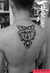 A totem farkas fej tetoválás mintát