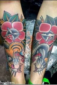 braç de l'escola antiga pintat tigre patró de tatuatge de flors de pantera vella i negra