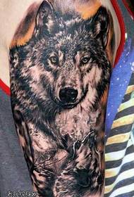 Arm knappe wolf hoofd tattoo patroon