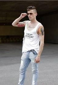 European at American men punk style fashion personality tattoo na larawan