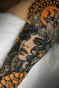 Zeer gepersonaliseerde groep Medusa en andere Europese en Amerikaanse tattoo-werken voor meisjes